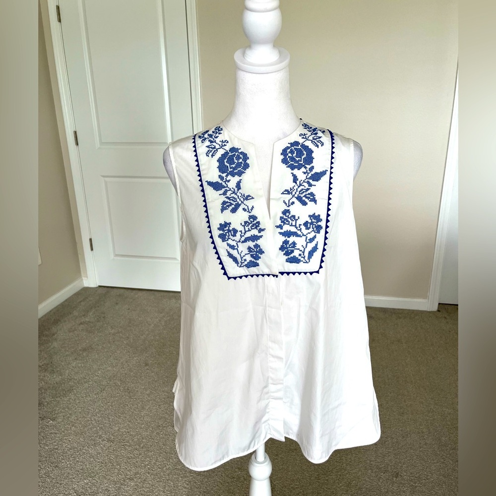 NWT MaxMara Weekend Sleeveless White with Blue Embroidered Top Size 8